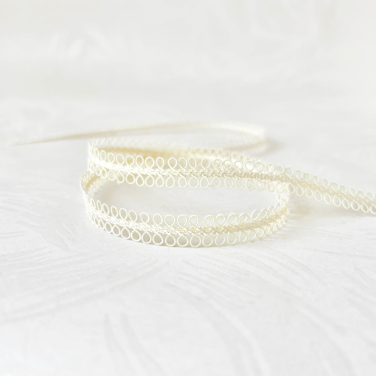Delicate_Double_Loop_Braid