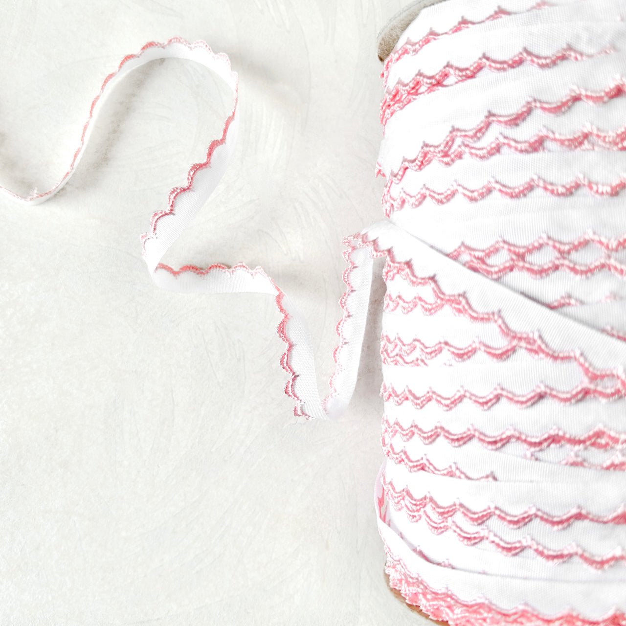 Embroidered_Scalloped_Edging