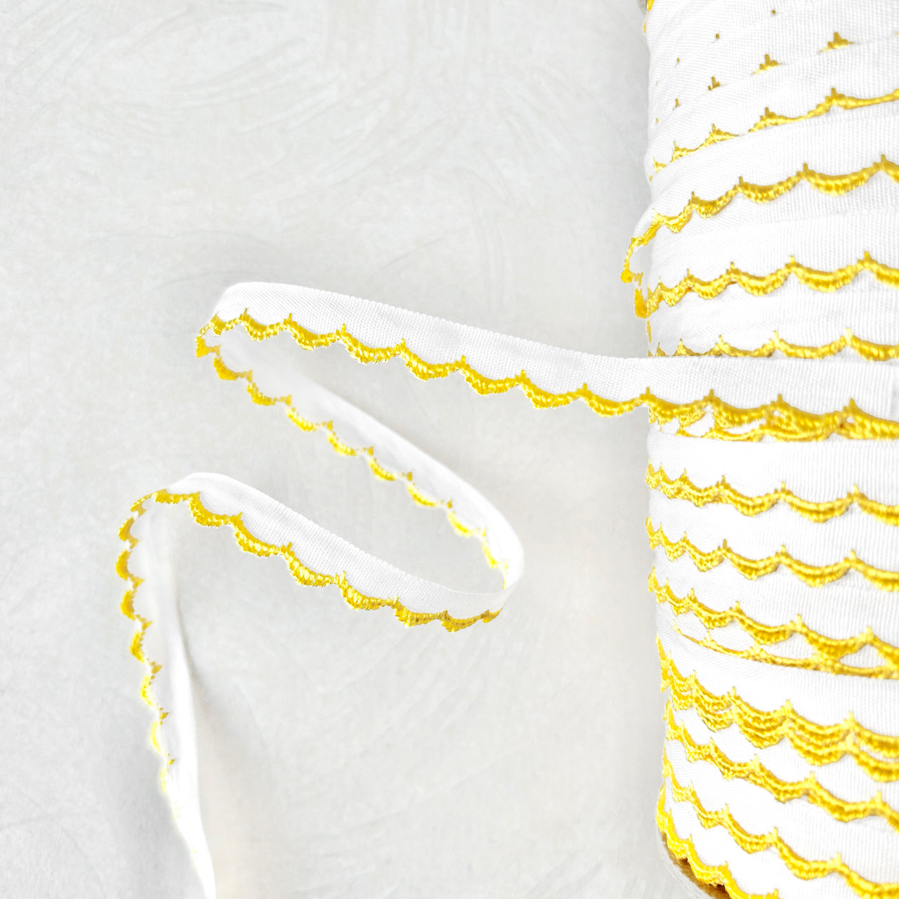 Embroidered_Scalloped_Edging