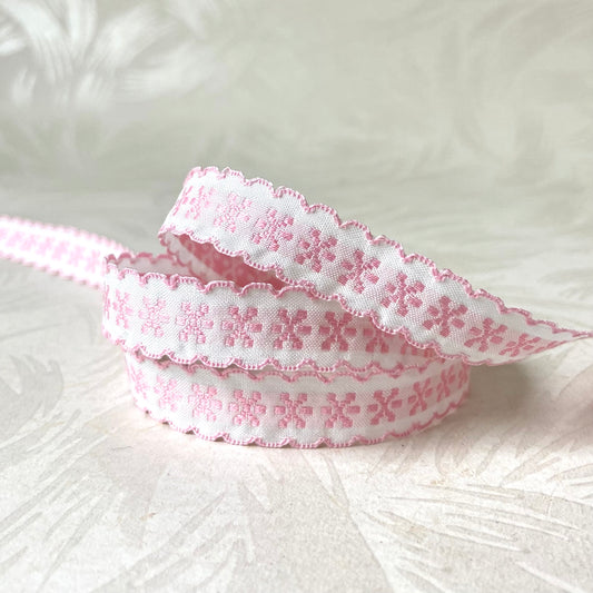 Scalloped Embroidered Floral Tape 9/16"