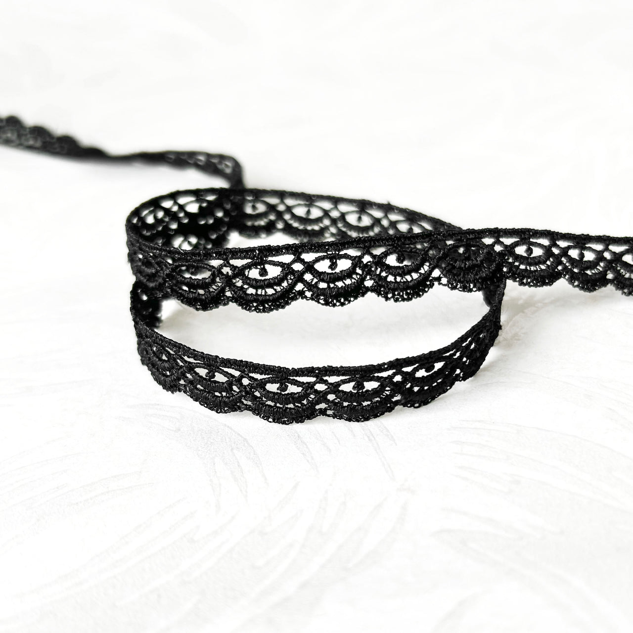    Scalloped_Edge_Venice_Lace