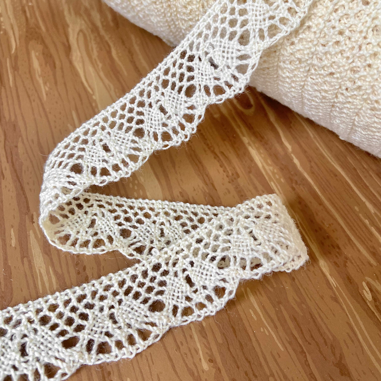    Scalloped_Wool_Cluny_Lace