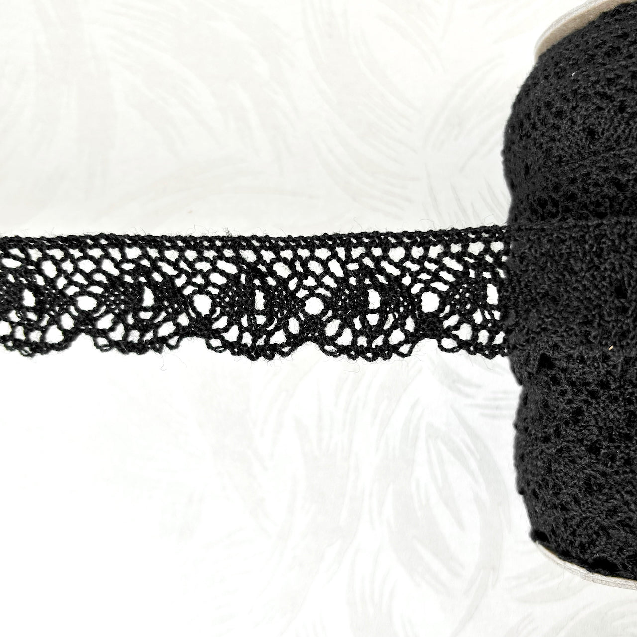    Scalloped_Wool_Cluny_Lace